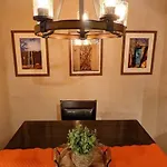Enchanted Casita With Private Outdoor Hot Tub And Patio, Near Plaza, Sleeps 4 With Free Parking Apartamento *