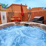 Enchanted Casita With Private Outdoor Hot Tub And Patio, Near Plaza, Sleeps 4 With Free Parking Apartamento *