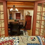 Enchanted Casita With Private Outdoor Hot Tub And Patio, Near Plaza, Sleeps 4 With Free Parking Apartamento *
