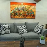 Enchanted Casita With Private Outdoor Hot Tub And Patio, Near Plaza, Sleeps 4 With Free Parking Apartamento