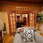 Enchanted Casita With Private Outdoor Hot Tub And Patio, Near Plaza, Sleeps 4 With Free Parking Apartamento