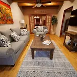 Apartamento Enchanted Casita With Private Outdoor Hot Tub And Patio, Near Plaza, Sleeps 4 With Free Parking *