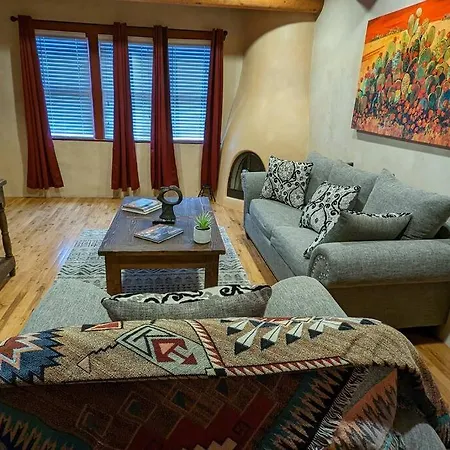 Oasis: Cozy Retreat With Hot Tub Near Town Square Apartment Santa Fe