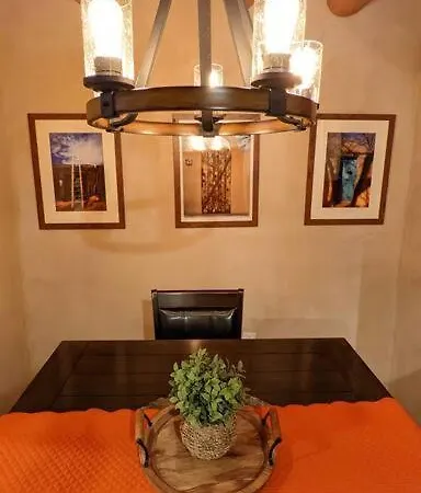 Oasis: Cozy Retreat With Hot Tub Near Town Square Apartment *