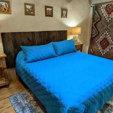 Oasis: Cozy Retreat With Hot Tub Near Town Square Santa Fe