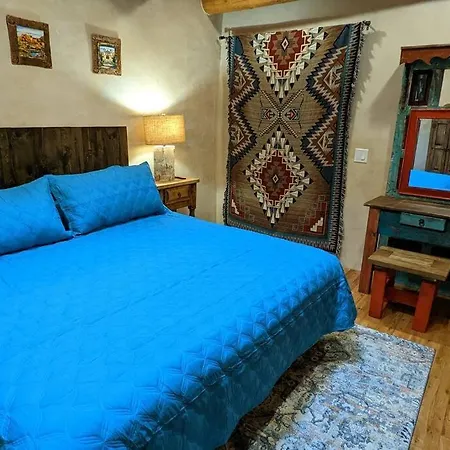 Oasis: Cozy Retreat With Hot Tub Near Town Square Apartment *