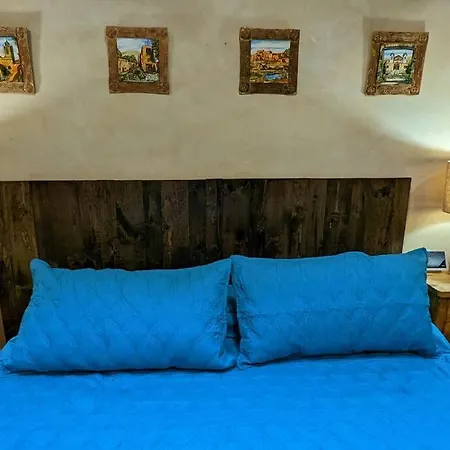 Oasis: Cozy Retreat With Hot Tub Near Town Square *