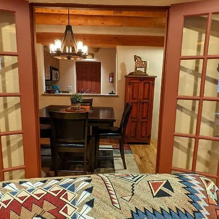 Oasis: Cozy Retreat With Hot Tub Near Town Square Apartment *