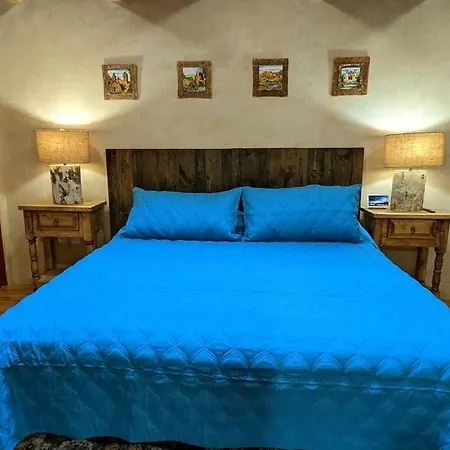 Oasis: Cozy Retreat With Hot Tub Near Town Square Apartment