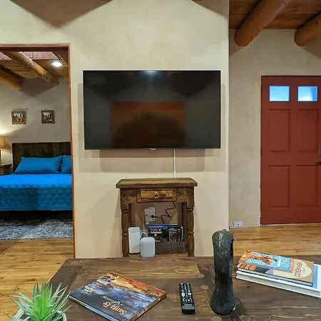 Oasis: Cozy Retreat With Hot Tub Near Town Square Apartment