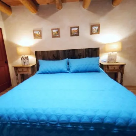 Oasis: Cozy Retreat With Hot Tub Near Town Square Apartment *
