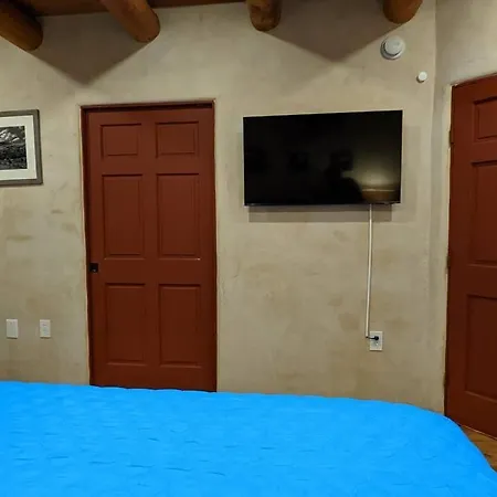 Oasis: Cozy Retreat With Hot Tub Near Town Square Apartment Santa Fe