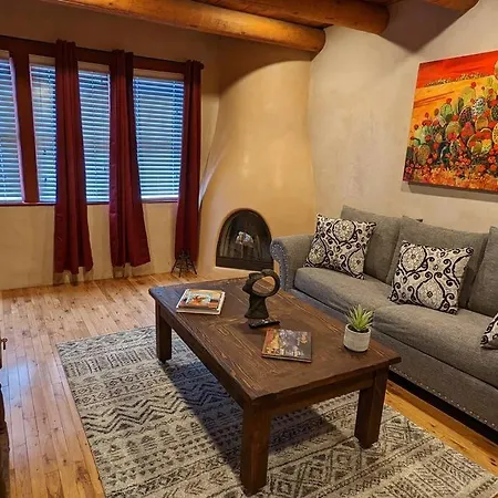 Oasis: Cozy Retreat With Hot Tub Near Town Square Apartment Santa Fe