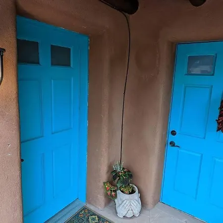 Oasis: Cozy Retreat With Hot Tub Near Town Square