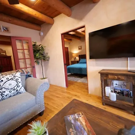 Oasis: Cozy Retreat With Hot Tub Near Town Square Apartment *