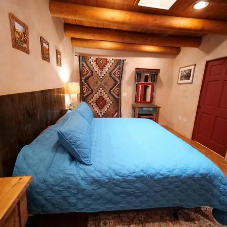Oasis: Cozy Retreat With Hot Tub Near Town Square