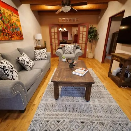 Apartment Oasis: Cozy Retreat With Hot Tub Near Town Square *