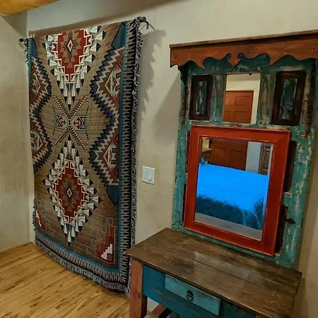 Oasis: Cozy Retreat With Hot Tub Near Town Square Santa Fe