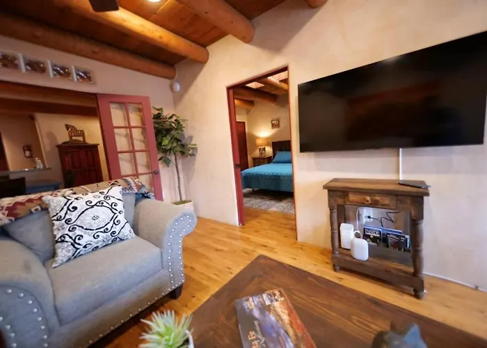 Magical Santa Fe Stay, Minutes From Town Square, Sleeps 4, Includes Free Parking And Outdoor Hot Tub!
