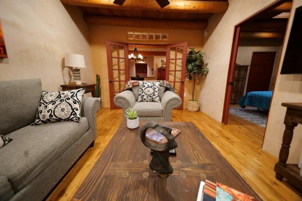 Apartamento Oasis: Cozy Retreat With Hot Tub Near Town Square Santa Fé