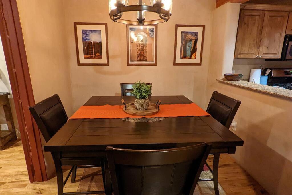 Oasis: Cozy Retreat With Hot Tub Near Town Square Apartamento *