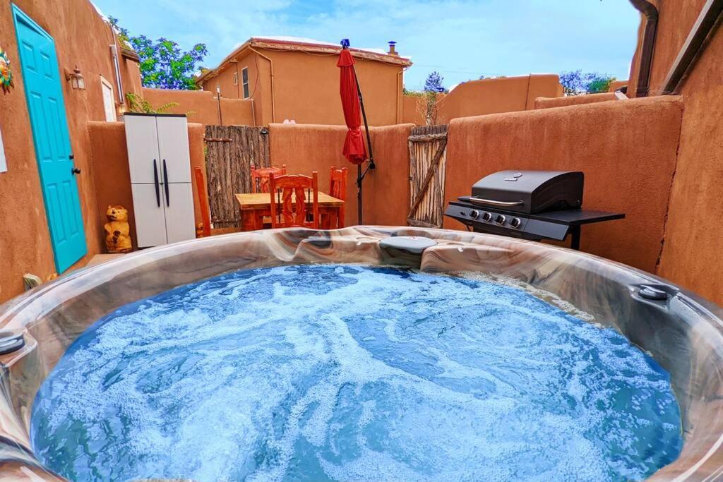 Oasis: Cozy Retreat With Hot Tub Near Town Square Apartamento *