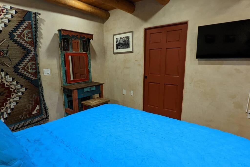 Oasis: Cozy Retreat With Hot Tub Near Town Square Santa Fé