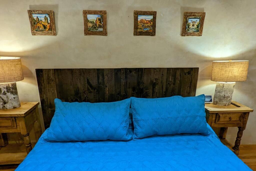 Oasis: Cozy Retreat With Hot Tub Near Town Square *