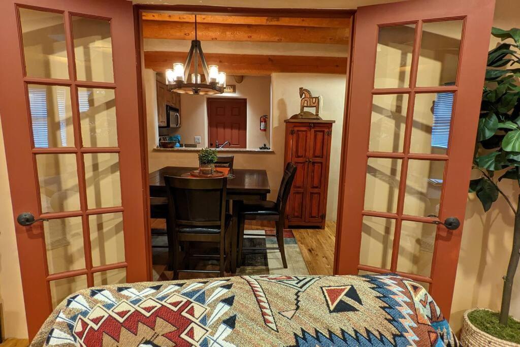 Oasis: Cozy Retreat With Hot Tub Near Town Square Apartamento *