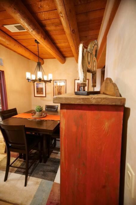 Oasis: Cozy Retreat With Hot Tub Near Town Square Santa Fé