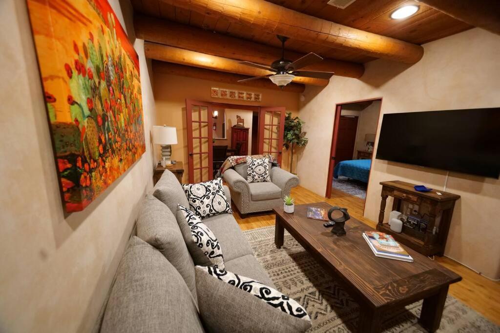 Oasis: Cozy Retreat With Hot Tub Near Town Square