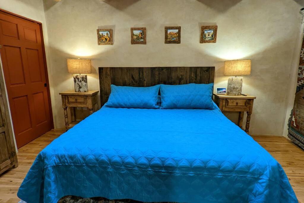 Oasis: Cozy Retreat With Hot Tub Near Town Square Apartamento