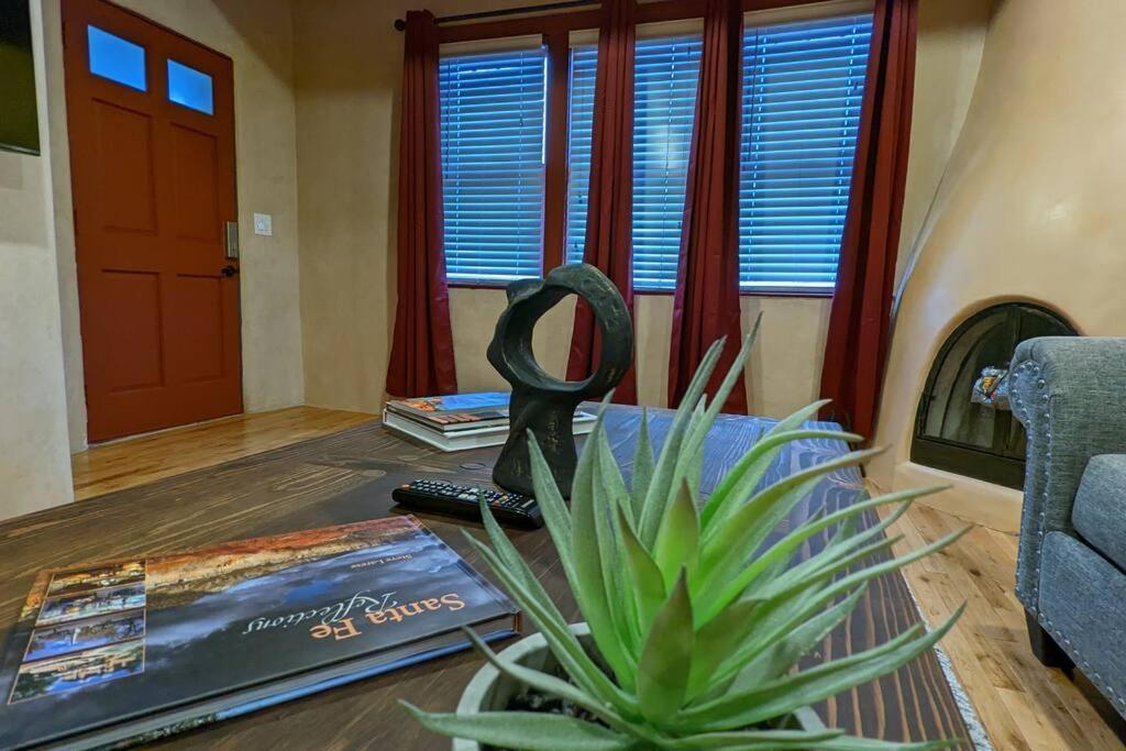 Apartamento Oasis: Cozy Retreat With Hot Tub Near Town Square Santa Fé