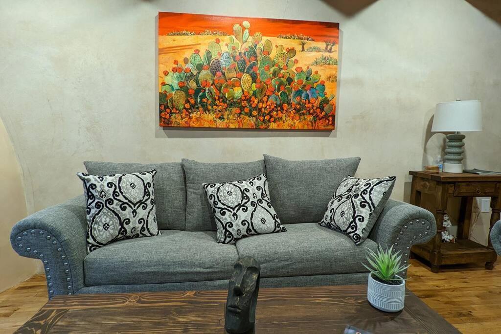 Oasis: Cozy Retreat With Hot Tub Near Town Square Apartamento