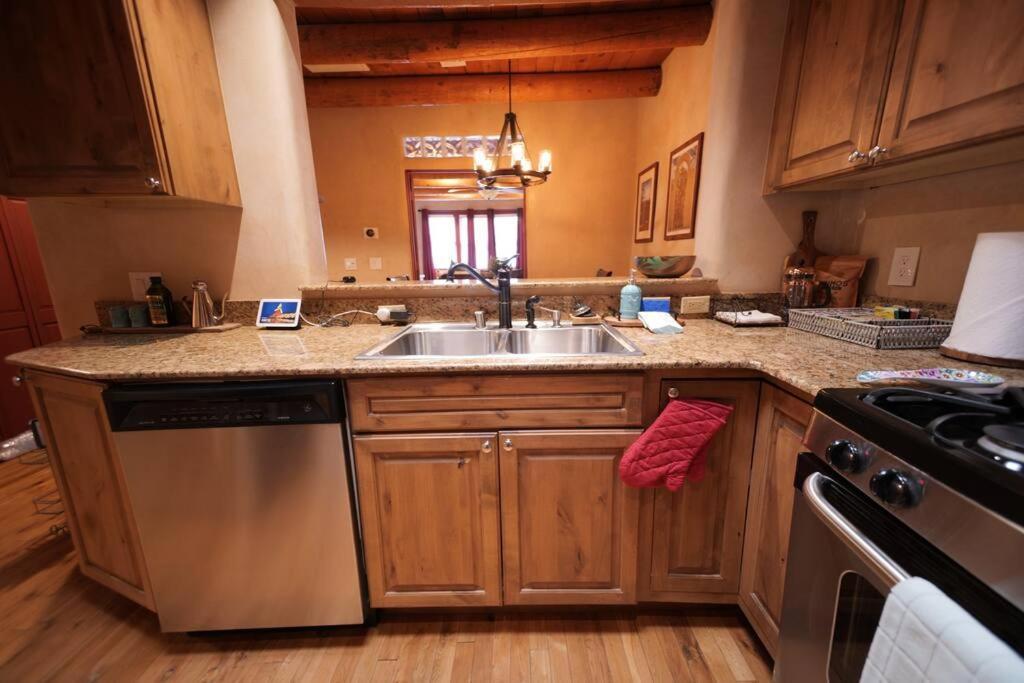 Apartamento Oasis: Cozy Retreat With Hot Tub Near Town Square Santa Fé