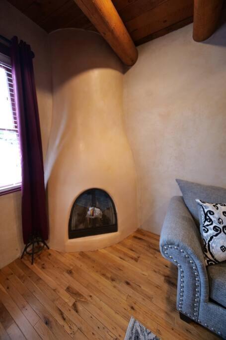 Oasis: Cozy Retreat With Hot Tub Near Town Square *