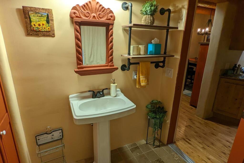 Apartamento Oasis: Cozy Retreat With Hot Tub Near Town Square Santa Fé