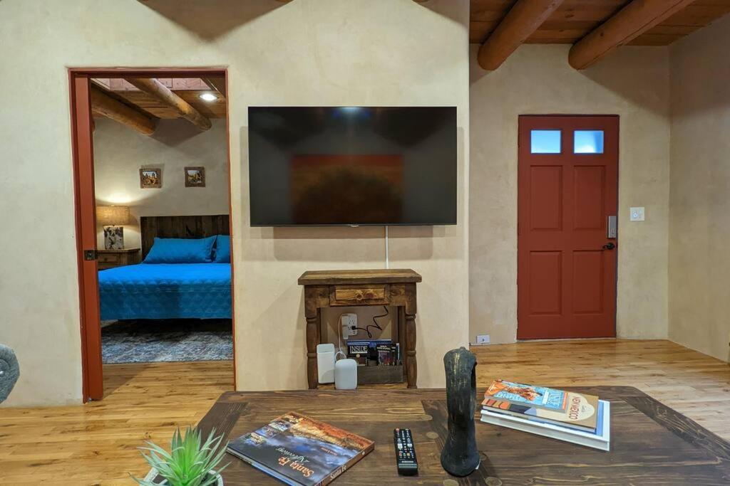 Oasis: Cozy Retreat With Hot Tub Near Town Square Apartamento