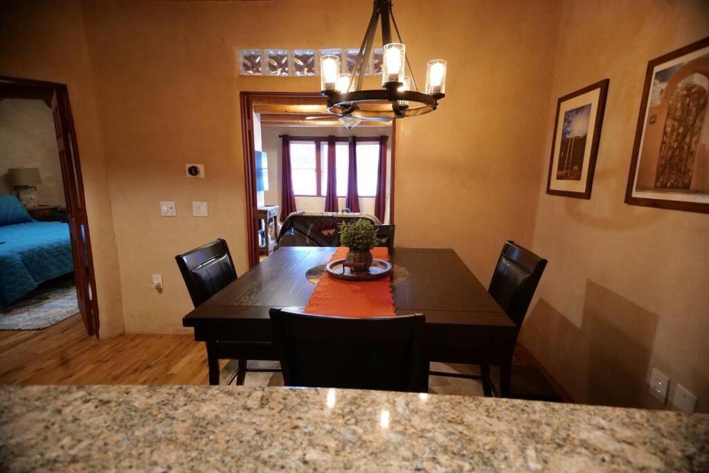 Apartamento Oasis: Cozy Retreat With Hot Tub Near Town Square Santa Fé