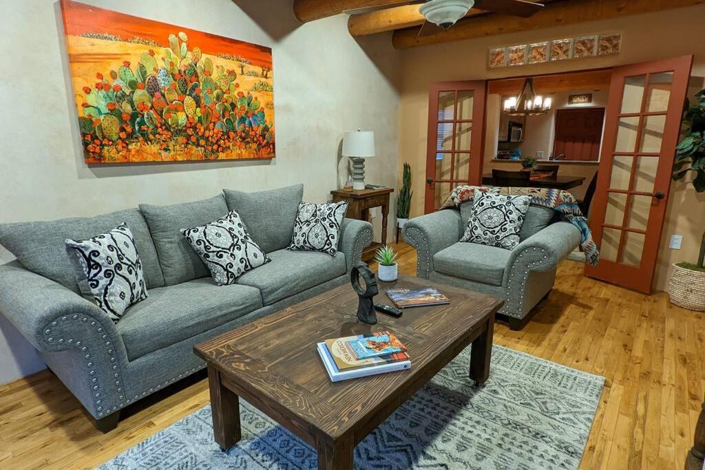 Apartamento Oasis: Cozy Retreat With Hot Tub Near Town Square Santa Fé