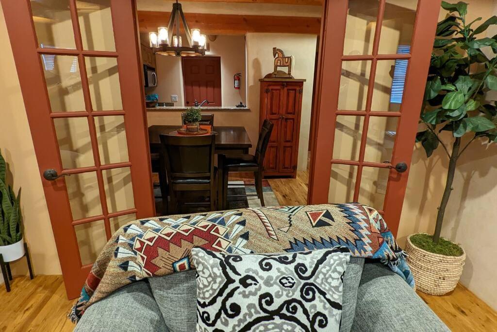 Oasis: Cozy Retreat With Hot Tub Near Town Square Apartamento Santa Fé