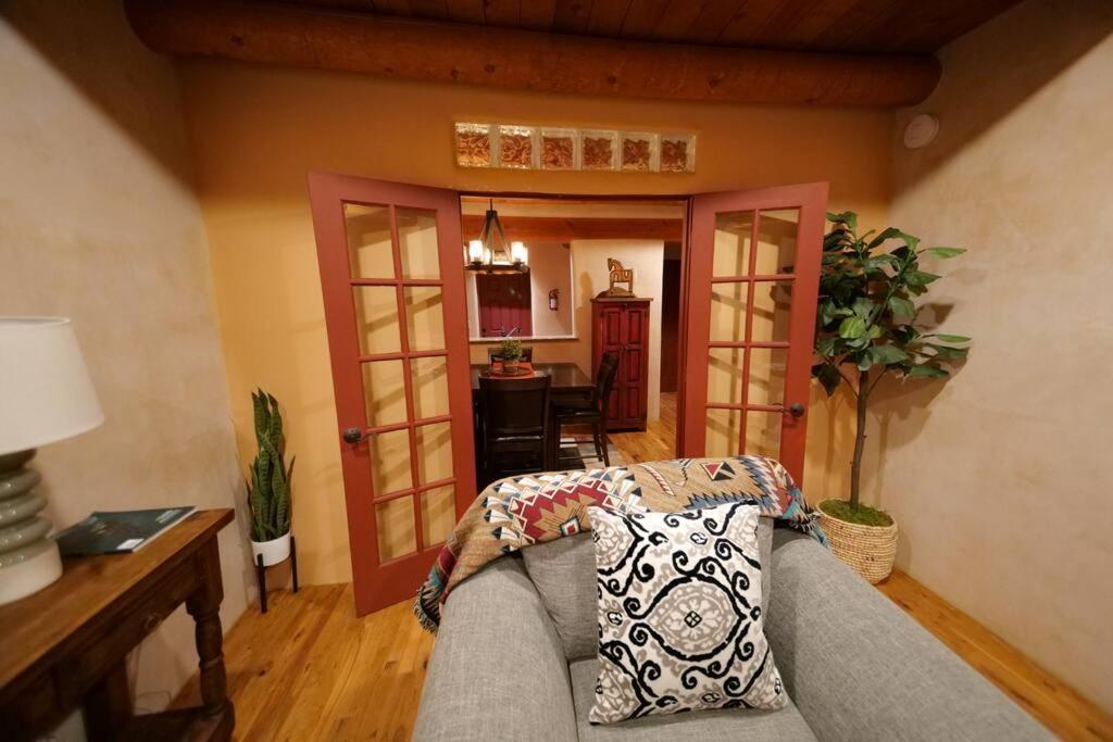 Oasis: Cozy Retreat With Hot Tub Near Town Square Apartamento