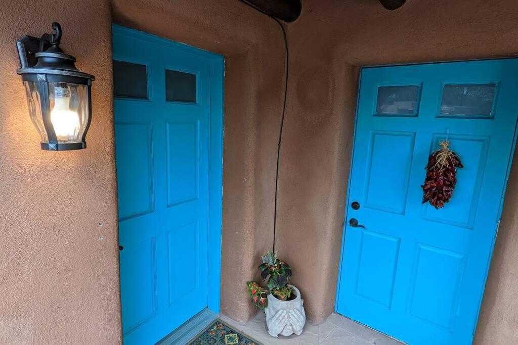 Oasis: Cozy Retreat With Hot Tub Near Town Square