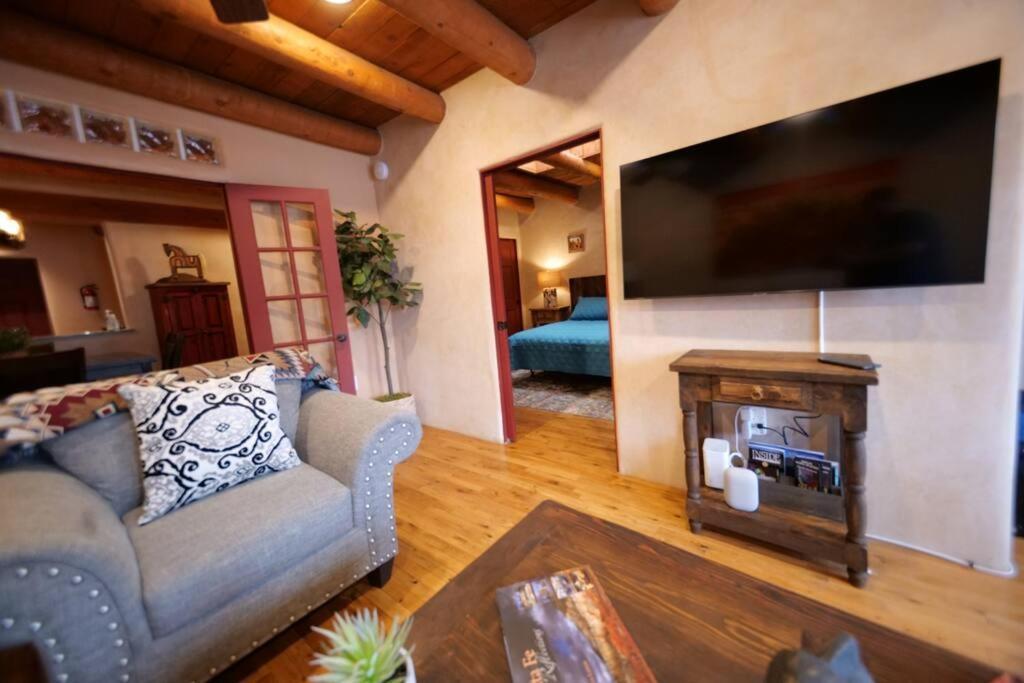 Oasis: Cozy Retreat With Hot Tub Near Town Square Apartamento *