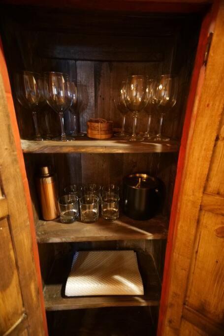 Oasis: Cozy Retreat With Hot Tub Near Town Square