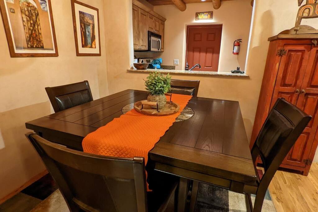 Apartamento Oasis: Cozy Retreat With Hot Tub Near Town Square