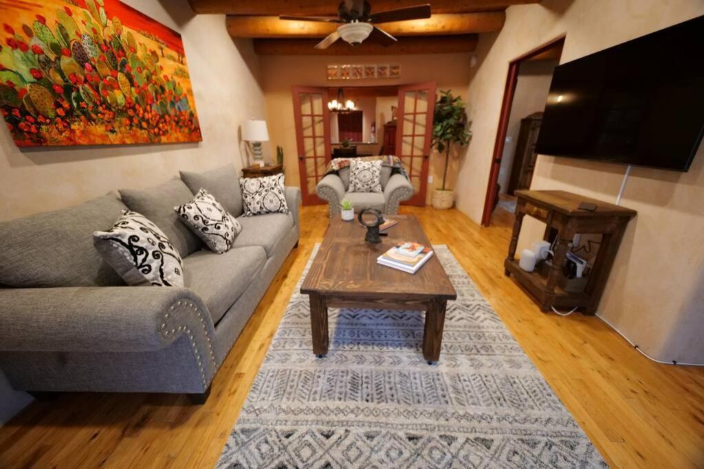 Apartamento Oasis: Cozy Retreat With Hot Tub Near Town Square *