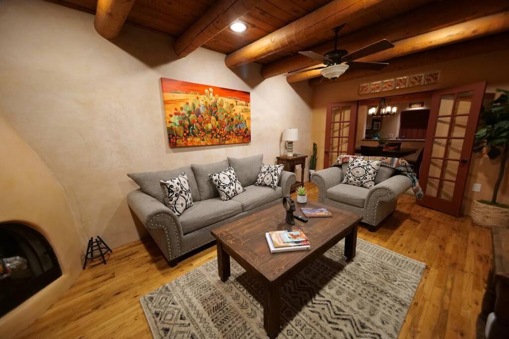 Apartamento Oasis: Cozy Retreat With Hot Tub Near Town Square *