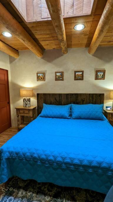 Apartamento Oasis: Cozy Retreat With Hot Tub Near Town Square