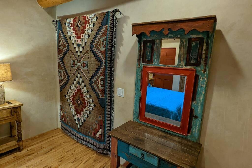 Oasis: Cozy Retreat With Hot Tub Near Town Square Santa Fé